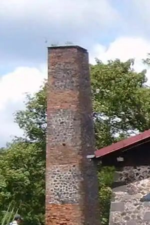 La cheminée de brique de l'ancienne distillerie