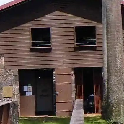 Porte d'entrée en bois du musée