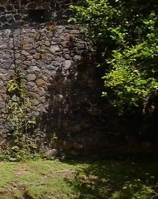 Mur de pierre volcanique de l'ancienne distillerie