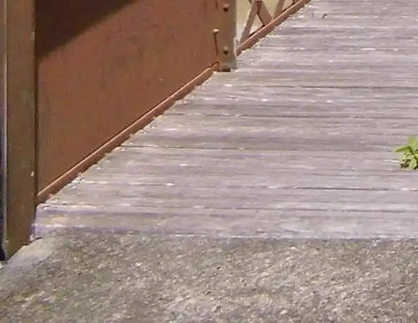 Planches de bois patinées d'une case de l'ancienne distillerie