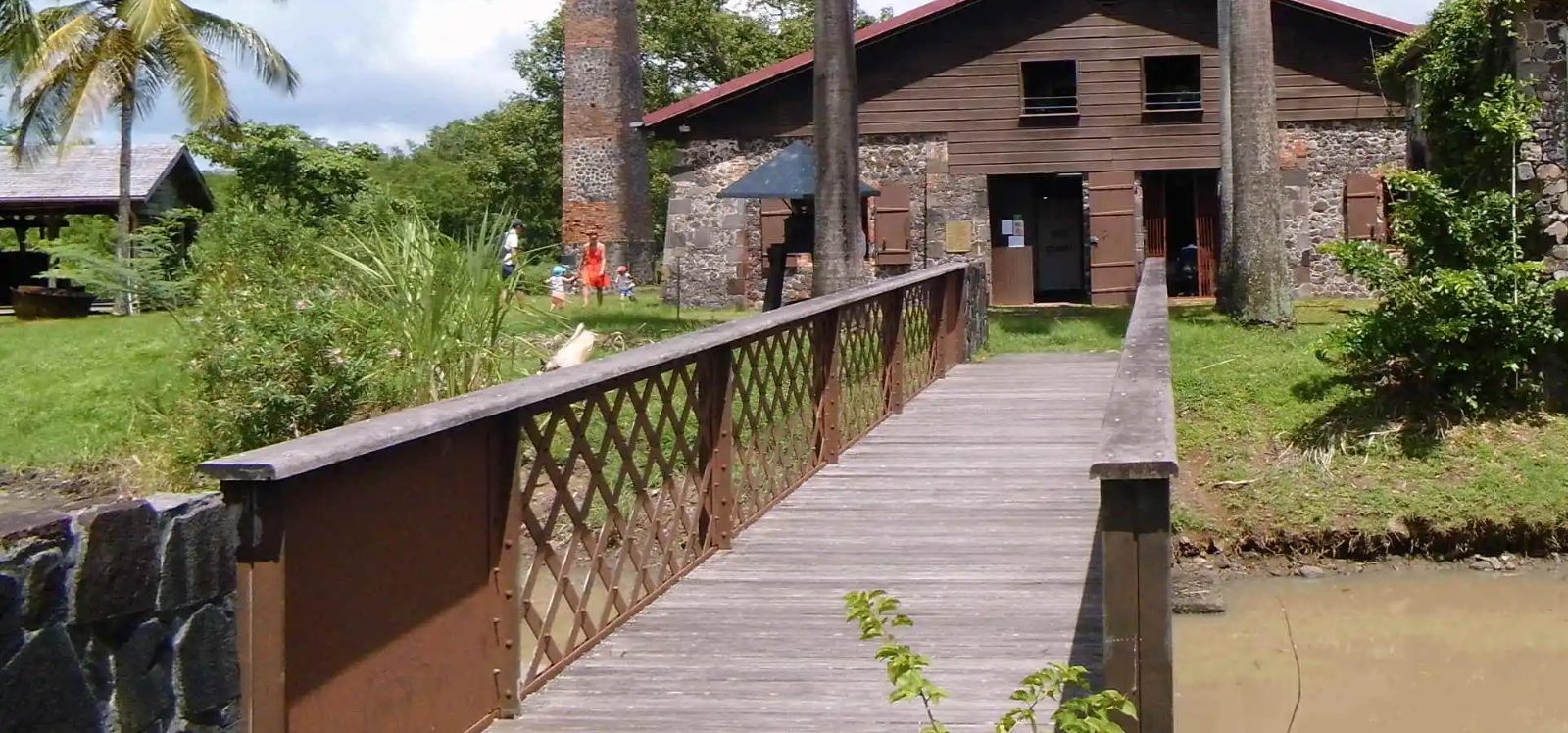 Vue large de la passerelle et des bâtiments de la Maison de la Canne